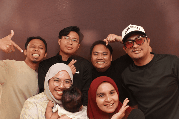 Guests posing together in front of the mirror photobooth